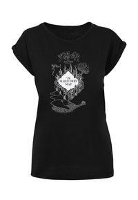 Must on lühikeste varrukatega T-särk, millel on valge graafiline kujundus Hogwartsist ja tekst "Marauderi kaart" tekstuurses stiilis.
