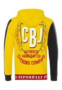 Gelbe Kapuzenjacke mit schwarzen Ärmeln, großem weißen "CBJ"-Logo und rotem Text auf dem Rücken, verfügt über grafische Akzente und gestreifte Details an den Ärmeln.