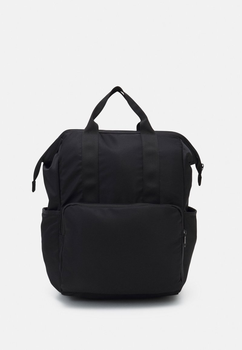 Schwarzer Nylon-Rucksack mit zwei oberen Griffen, einem Reißverschluss-Hauptfach und einer Fronttasche. Hat eine weiche Textur und ein minimales Design.