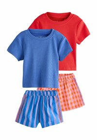 Dos camisetas de algodón con canalé en azul y rojo, combinadas con dos pares de pantalones cortos: uno de cuadros naranjas y otro azul con rayas y detalles.