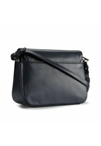 Borsa a spalla in pelle blu navy con una texture liscia, chiusura con zip, tracolla regolabile e una tasca laterale con un design pulito e strutturato.