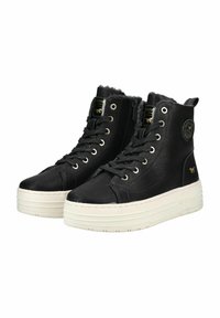 Černé vysoké tenisky vyrobené z kůže, s podšívkou z umělé kožešiny, bílou silnou podrážkou, zlatými akcenty a bočním zipem.