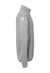 Pull en polaire gris avec col montant, manches longues et une poche avant ; arbore un logo sur les zones des épaules et de la poitrine.