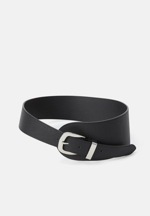 Cintura in pelle nera con un design piatto, dotata di una fibbia in metallo argentato e fori regolabili per la chiusura. Texture liscia e senza motivi visibili.