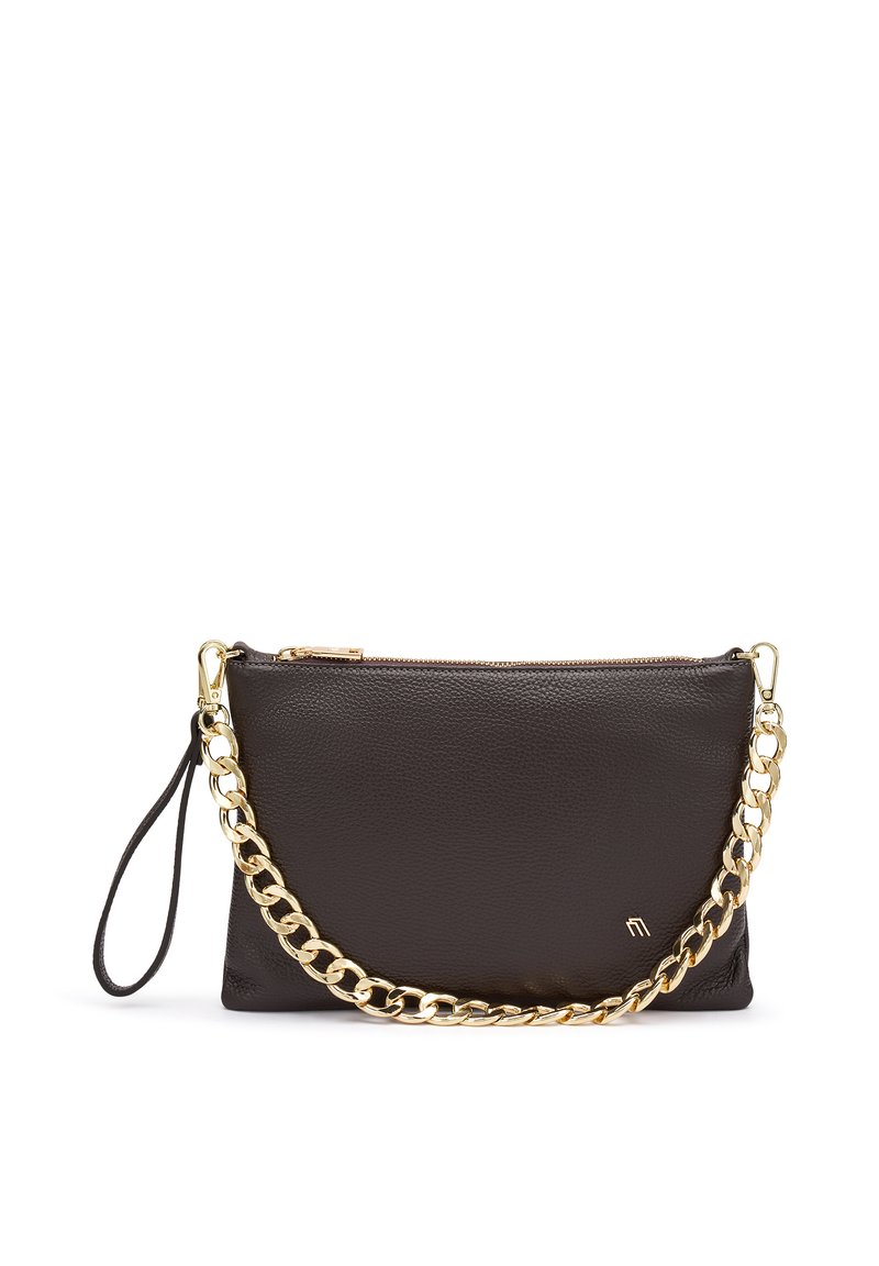 Zwarte leren tas met een gestructureerde afwerking, gouden kettinghengsel en een ritsluiting. Voorzien van een klein logo aan de voorkant voor detail.