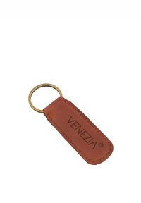 Skórzany brelok w kolorze tan z gładką powierzchnią i zaokrąglonymi krawędziami. Wyposażony w metalowy pierścień na klucze oraz wytłoczone logo "VENEZIA".