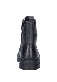 Zwarte leren enkellaars met gestructureerde afwerking, zijrits en banddetail, voorzien van een dikke rubberen zool en verstevigde hak.