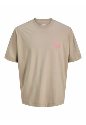 Beige T-shirt met korte mouwen en ronde hals, met kleine roze tekst "ORIGINALS Studio" op de linkerborst.