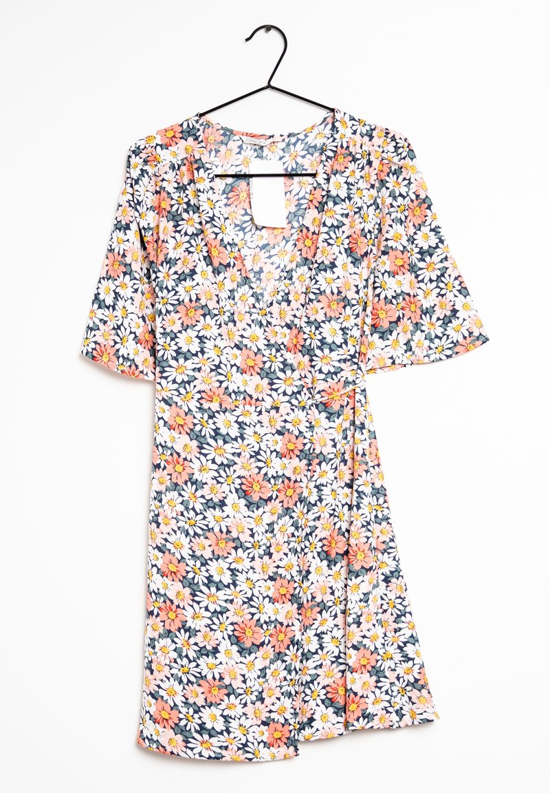 Robe portefeuille à fleurs avec motifs de marguerites blanches, roses et orange, manches courtes et col en V, accrochée à un cintre noir.