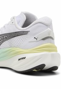 Puma tenisice za trčanje s gornjim dijelom od bijele mrežice, srebrnim detaljima, mint zelenim srednjim dijelom i crnom gumiranom potplatom sa "NITRO" oznakom.