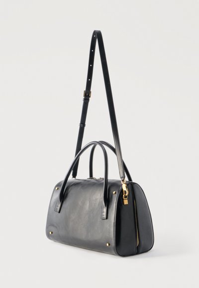 Geantă de mână din piele neagră cu două mânere scurte, o curea lungă reglabilă pentru umăr, accesorii aurii și un detaliu cu fermoar lateral.