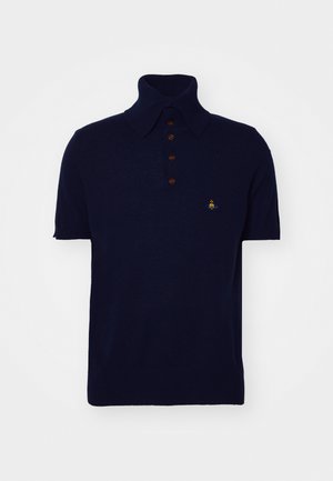 Polo majica v mornarsko modri barvi, izdelana iz mehke tkanine, z rebrastim ovratnikom, tremi rjavimi gumbi in majhnim vezenim logotipom na prsih.