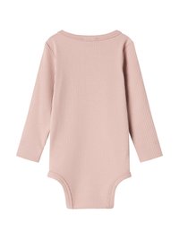 Langermet babybodies i myk rosa ribbete stoff, med rund halslinning og trykknapper nederst for enkel påkledning.
