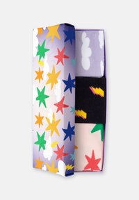 Heller Geschenkkarton mit Sternmustern in Orange, Grün und Blau, der vier Paar Socken mit unterschiedlichen Farben und Designs enthält.