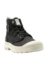Zapatilla alta negra de lona con suela de goma texturizada. Presenta un parche de logo redondo y una etiqueta blanca en la lengüeta.