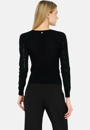 Maglione nero a maniche lunghe con un design testurizzato sulle maniche, motivi a rombo e un piccolo logo sul retro.