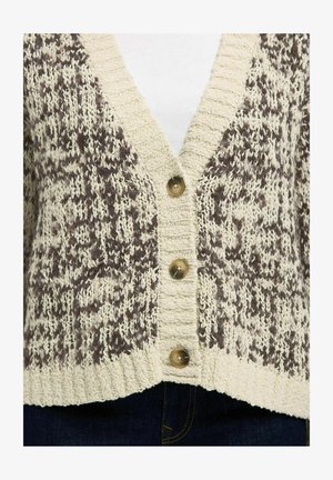 Pletena jopica z vzorom v kremni in rjavi barvi, teksturirana tkanina, V-izrez in trije veliki gumbi za zapiranje. Rebrast rob.