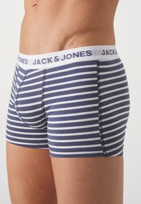 Boxer da uomo a righe blu navy e bianche con vita elastica recante la scritta "JACK & JONES". Il tessuto è morbido e presenta dettagli di cucitura visibili.