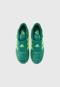Grønne og neongule slip-on sportsko med syet tekstur og tre-stribe design, der har en polstret krave og dæmpet indersål.