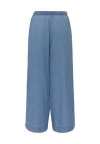 Pantalon en denim bleu clair à jambes larges avec taille élastique et longueur raccourcie, présenté sur un fond blanc.