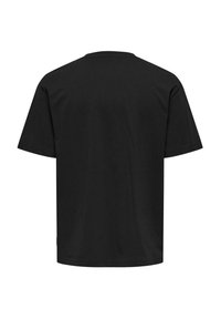 T-shirt nera in cotone con maniche corte, scollatura rotonda e vestibilità rilassata. Il tessuto ha una consistenza liscia senza motivi o dettagli.