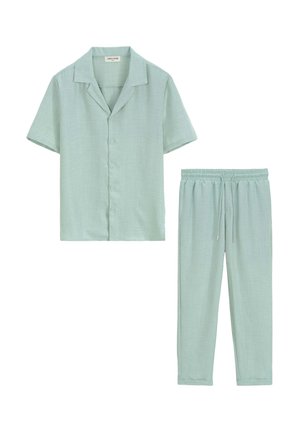 Chemise vert clair à manches courtes, boutonnée, avec col, et pantalon assorti à taille élastique avec cordon.