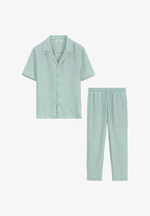 Chemise vert clair à manches courtes, boutonnée, avec col, et pantalon assorti à taille élastique avec cordon.