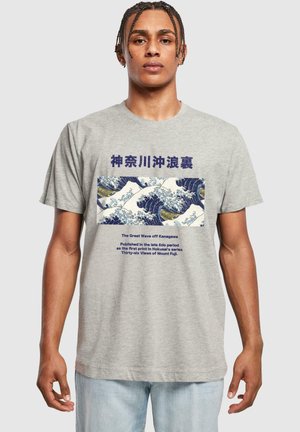 Graues Baumwoll-T-Shirt mit einem zentralen Design von "Die große Welle von Kanagawa" in blauen Wellen und dunkelblauem Text. Schlichter Rundhalsausschnitt.