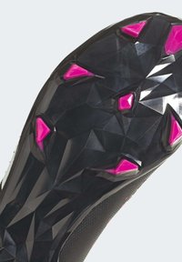 Mustavärinen teksturoitu pohja, jossa on facettoitu muotoilu, ja roosanvärisiä kolmiomaisia niittejä vetopintana. Yläreunassa on sileä, kaareva viimeistely.