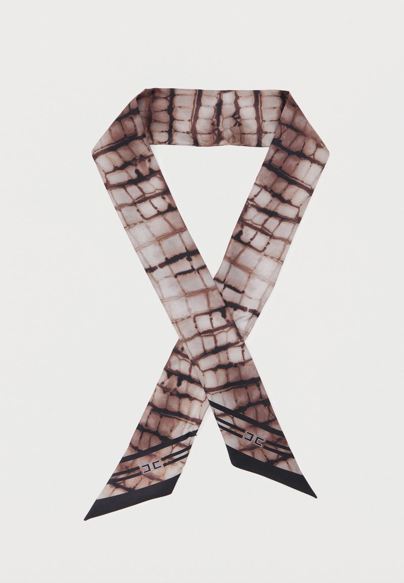 Μακρύ, στενό κασκόλ με καφέ και μπεζ σχέδιο πλακιδίων και μαύρες διαγώνιες ρίγες στα άκρα, απλωμένο σε σχήμα βρόχου.