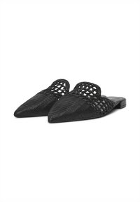 Mules à bout pointu noirs avec un dessus tressé arborant un motif découpé décoratif. Semelle plate en matériau texturé pour une bonne adhérence et un soutien.