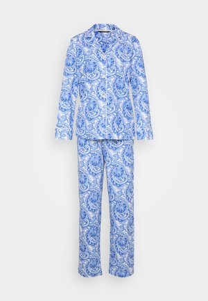 Blå og hvit pysjamassett med paisley-mønster. Den knappede toppen har krage, lange ermer, og matchende bukser med elastisk midjebånd.