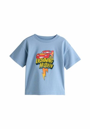 Helesinine puuvillane T-särk, millel on punase autoga graafika kollaste aktsentidega ja tekst "Lightning McQueen", taustal äikesepilv.