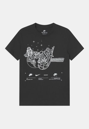 Czarny T-shirt Nike z białą liniową grafiką astronauty unoszącego się blisko Ziemi oraz satelitą w kształcie logo Nike swoosh i rakiety.