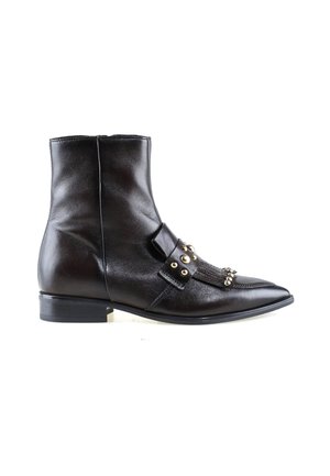 Bottine en cuir noir avec bout pointu, petit talon, bride décorative et clous dorés à l’avant et sur le côté.