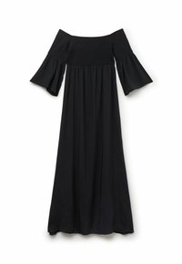 Vestido maxi negro con escote off-the-shoulder, cuerpo fruncido, mangas cortas acampanadas y tejido fluido, que presenta un diseño sencillo y elegante.