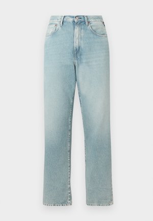 Šviesiai mėlynos aukšto liemens tiesios kojos džinsai, pagaminti iš džinsinio audinio. Yra klasikinis penkių kišenių dizainas ir užtrauktuko uždarymas su mygtuku.