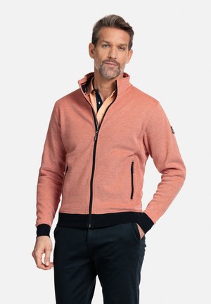 Fleece-Trainingsjacke in hellkoralle mit elastischen Bündchen und Saum. Mit zwei Seitentaschen und einem hohen Kragen mit kontrastierender Innenseite.