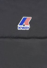Tessuto di giacca a vento nera con patch logo K-WAY caratterizzata da colori blu, rosso e bianco; texture liscia con dettagli cuciti.