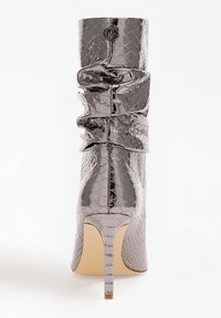 Stivaletto grigio lucido con motivo rettile, design arricciato e tacco a stiletto. Presenta un dettaglio con il logo nella parte superiore e una suola liscia.