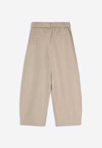 Pantalon beige à jambes larges avec passants pour ceinture et deux poches passepoilées à l’arrière, présenté à plat sur un fond blanc.