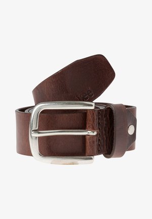 Bruine leren riem met een zilverkleurige metalen gesp. De riem heeft een gestructureerd oppervlak en een drukknoopdetail aan het ene uiteinde, wat getuigt van stevige constructie.