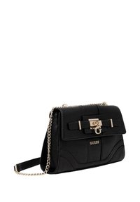 Borsa a mano in pelle nera dalla forma strutturata, con ferramenta dorata e chiusura a patta frontale. Presenta una tracolla a catena e il logo "GUESS" in rilievo.