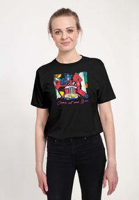 Czarna bawełniana koszulka z kolorową grafiką przedstawiającą ciężarówkę i robota, z napisem "Come at me Bro" w różowym poniżej ilustracji.