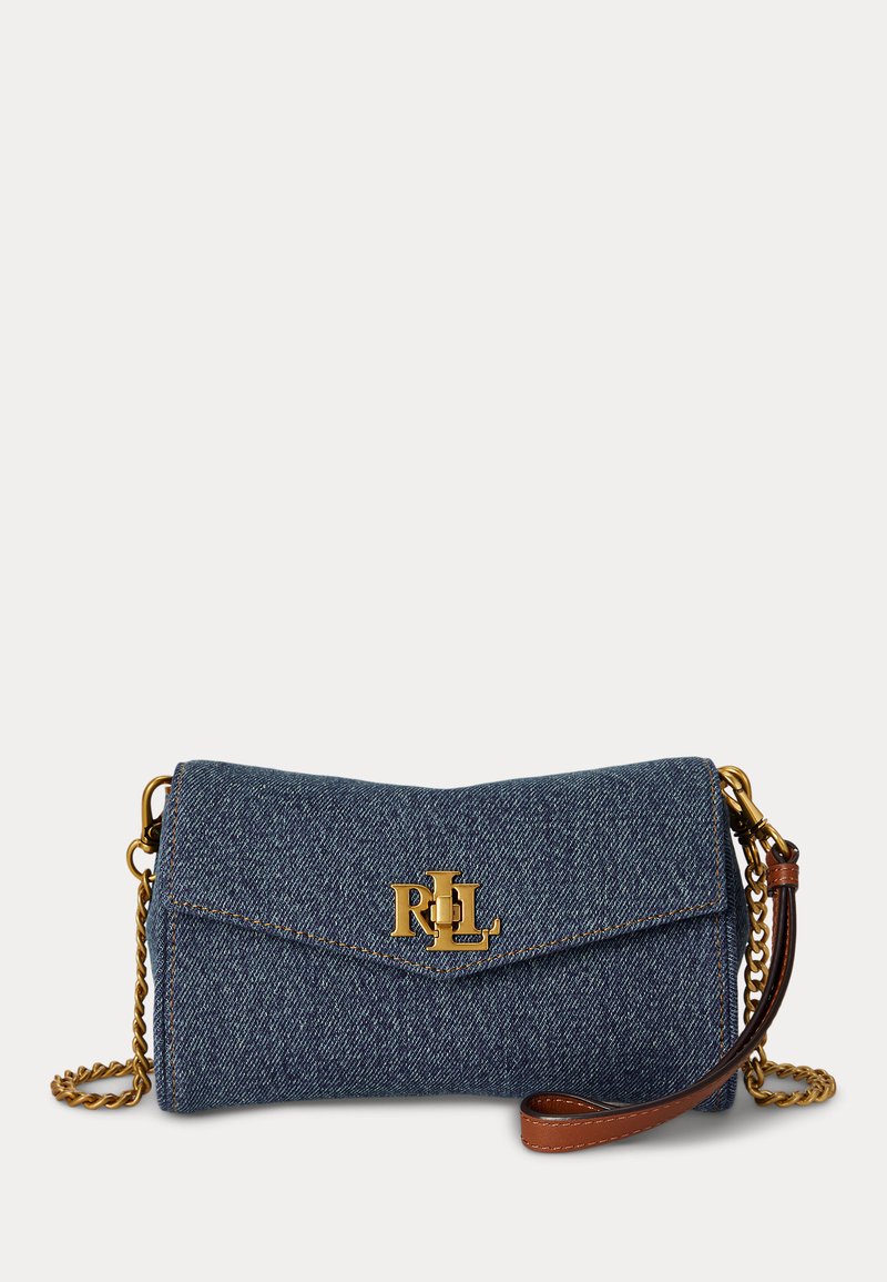 Μπλε τσάντα clutch από τζιν με χρυσλό λογότυπο RL, χρυσό αλυσίδα και καφέ δερμάτινο λουράκι καρπού σε λευκό φόντο.