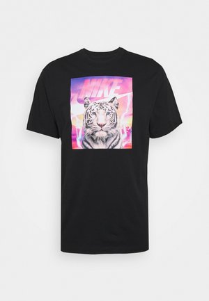 Camiseta de algodón negra con un gráfico colorido de un tigre y el logo de Nike. Diseño de mangas cortas y cuello redondo.