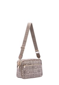 Borsa rettangolare beige con motivo a logo, accessori dorati e tracolla piatta. Chiusura con cerniera e tasca laterale.