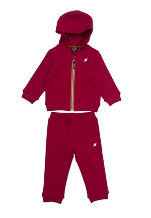 Felpa con cappuccio bordeaux taglia bambino con zip frontale e pantaloni coordinati, entrambi con piccolo logo bianco sul lato sinistro.