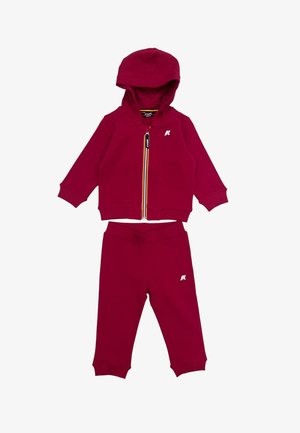 Felpa con cappuccio bordeaux taglia bambino con zip frontale e pantaloni coordinati, entrambi con piccolo logo bianco sul lato sinistro.