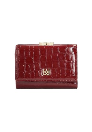 Portafoglio in faux pelle di coccodrillo rosso con una finitura lucida, dotato di una chiusura dorata e un piccolo logo sul davanti. Design rettangolare compatto.